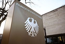 Schild mit Bundesadler und dem Schriftzug Bundesgerichtshof - Uli Deck/dpa