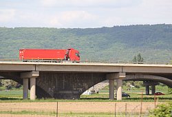 Die Weserflutbrücke der Autobahn 2 in Bad Oeynhausen muss noch enmal repariert werden. Es ist der dritte Versuch in drei Jahren, das Bauweerk instandzusetzen. - Ulf Hanke