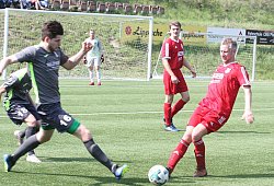 Kampf um den Ball: Der Barntruper Ingo Brand (rechts) ist vor Nico Zünd vom TSV Oerlinghausen am Ball. - Sebastian Lucas(LZ)
