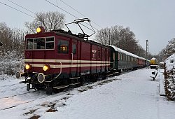 Die elektrische Extertalbahn im winterlichen Bahnhof Alverdissen. - Golo Ahlert