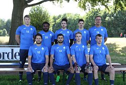 Neue Gesichter an der Waldstraße: (oben von links) Kordian Rudzinski, Yannick Moukam, Ayhan Karadan, Joel Rathmann und Trainer Jörg Horstkötter sowie (unten von links) Necati Kezer. Dilbexin Aytan, Gilles Bäcker und Torwarttrainer Martin Wilkens. - Sebastian Lucas