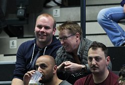 Markus Rüschenpöhler und seine Mutter schauen  bei einem Spiel zu - Sebastian Lucas