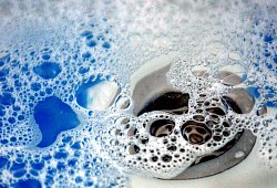 Der Abfluss in einer Dusche - picture alliance / dpa