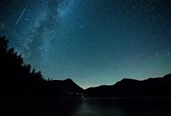 Eine Sternschnuppe leuchtet am Himmel über dem Walchense (Bayern) - Matthias Balk/dpa/dpa-tmn