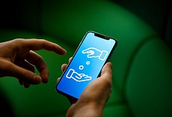 Ein Mann verwende ein Smartphone zum Geldverkehr - Zacharie Scheurer/dpa-tmn
