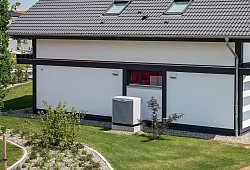 Eine W&auml;rmepumpe an einem Einfamilienhaus - Daniel Maurer/dpa-tmn