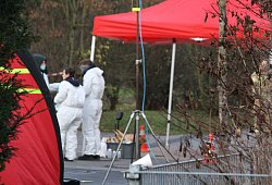 Über mehrere Stunden haben die Ermittler der Polizei am Freitag den Fundort der Leiche in Delbrück untersucht. - Regina Brucksch