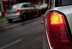 Bremslicht leuchtet an einem Auto - Franziska Gabbert/dpa-tmn