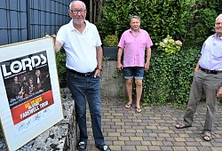Klaus Büker hat von den Lords ein Geschenk zu ihrer Abschiedstour bekommen. Hinter ihm stehen Rolf Kühnel und Rudi Doil (v. l.) vom Organisationsteam. - Karin Prignitz