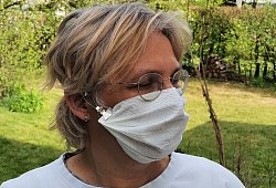Heike Rottkamp trägt eine ihrer selbstgebastelten Masken. Die Konstruktion kommt in ihrem Bekanntenkreis gut an.  - Uwe Rottkamp