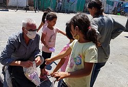 Ein Mitarbeiter der NGO "Seafish Foundation" kümmert sich um die vielen Kinder im Lager. - Hammer Forum