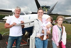 Der Flug ersparte viel Zeit bei der Anreise. Pilot von „Flying Hope“, Georg Kraus (v. l.), Melanie Meise mit Anni und Maja. - Knut Dinter