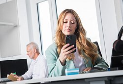 Zwei Kollegen arbeiten in einem Büro - Christin Klose/dpa-tmn