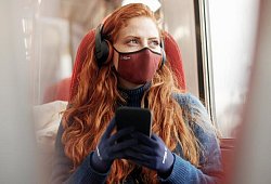 So sehen die keimtötenden Masken des Schweizer Unternehmens Livinguard aus. Der Maskenhersteller produziert auch Handschuhe. - Livinguard
