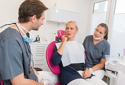 Frau mit Zahnschmerzen beim Zahnarzt - Benjamin Nolte/dpa/dpa-tmn