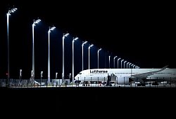 Ein Flugzeug der Lufthansa steht am Flughafen München - Sven Hoppe/dpa/dpa-tmn
