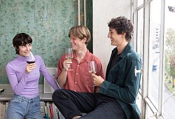 Junge Leute trinken gemeinsam Wein - DWI/deutscheweine.de/dpa-tmn