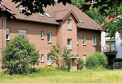In einer Erdgeschosswohnung dieses Hauses in der Krakostraße hatte sich am Samstagmorgen das Verbrechen ereignet. - Ralph Meyer