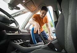 Mann saugt den Innenraum seines Autos - Christin Klose/dpa-tmn