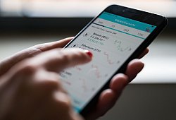 Frau bedient Kryptow&auml;hrungshandel-App - Marijan Murat/dpa/dpa-tmn