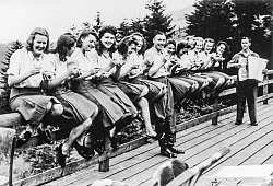 Fröhliches Lachen - United States Holocaust Memorial Museum