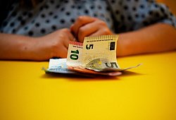 Bargeld liegt vor einer Frau auf einem Tisch - Bernd Diekjobst/dpa-tmn