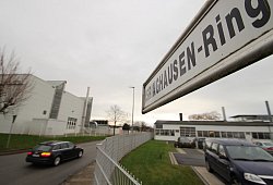 Soll gesperrt werden: Dieses Stück des Isringhausen-Rings - die in Nord-Süd-Richtung verlaufende Verbindung zwischen der Grevenmarschstraße und dem in Ost-West-Richtung verlaufenden Bereich des Rings - kann Firmengelände werden. Links ist das Zumtobel-Lichtforum zu sehen, rechts das Isringhausen-Gelände. - Rademacher