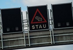 Stau auf der A33 - Symbolbild: Lino Mirgeler/dpa