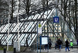 "Tüte" am Bahnhof - BARBARA FRANKE