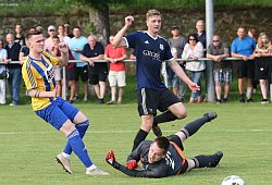 Knapp vorbei: Jannik Sprengelmeyer von der SG Hiddesen-Heidenoldendorf, TuS-WE-Lügde-Keeper Felix Wessel streckt sich. - Paul Cohen
