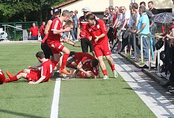 Schier erdrückt: Nach dem alles entscheidenden Treffer nimmt Torschütze Leon Baumeister auf dem Rücken liegend die herzlichsten Glückwünsche seiner Mannschaftskameraden entgegen. Auch die treuen RSV-Fans haben ihren Spaß. - Dieter Welle