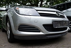 Ein Fahrzeug ohne Kennzeichen steht auf einem Parkplatz - Peter Steffen/dpa/dpa-tmn