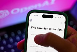 Ein Smartphone mit dem KI-Chatbot ChatGPT - Hendrik Schmidt/dpa/dpa-tmn