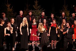 Schwungvolles Vokalensemble: Der Chor Pop-Up unter Leitung von Anne Kohler begeistert im Konzerthaus mit Clara Fabian (links) und Simon Becking (rechts) als Solisten. - Thomas Krügler