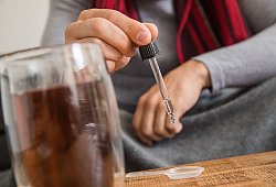 Mann nimmt ein Nahrungserg&auml;nzungsmittel - Christin Klose/dpa-tmn