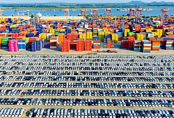 Frachtdock in Nanjing - Yang Suping/XinHua/dpa