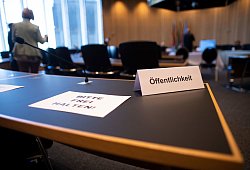 Im Saal des Untersuchungsausschusses des NRW-Landtages sollen die vielen offenen Fragen im Missbrauchsfall Lügde geklärt werden. - picture alliance/dpa