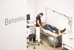 Sprechstundenhilfe bereitet Patienten auf Ruhe-EKG vor - Benjamin Nolte/dpa-tmn