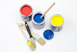 Eine Auswahl an Lackpinseln lund farbigen Lackdosen - Kai Remmers/dpa-tmn