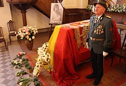 Abschied nehmen in der Kapelle - Janet König