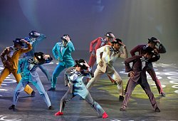Viele Bowies auf der Bühne - Landestheater/Hupfeld