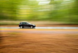 Kompakt-SUV fährt auf einer herbstlichen Straße - Julian Stratenschulte/dpa/dpa-tmn