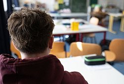 Ein Schüler sitzt an einem Tisch im Klassenzimmer einer Schule - Leonie Asendorpf/dpa/dpa-tmn