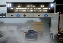 Anzeige mit der Aufschrift „Bei Stau Durchfahrtsverbote“ - Peter Kneffel/dpa