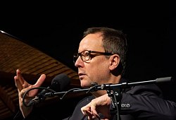 Bei seinem Gastspiel im Landestheater zeigt Schauspieler Matthias Brandt die Figur des Norman Bates aus dem Klassiker „Psycho" in neuem Gewand. - Raphael Bartling