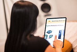 Frau schaut sich Black Friday Angebote auf dem Laptop an - Mohssen Assanimoghaddam/dpa/dpa-tmn