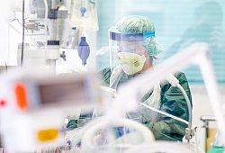 In Notfällen will Gesundheitsminister Spahn zulassen, dass Pfleger und Ärzte auch dann weiter arbeiten dürfen, wenn sie sich mit dem Coronavirus infiziert haben. - picture alliance