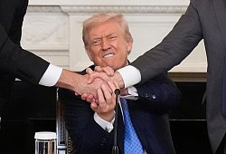 Führer der verfeindeten Kaukasus-Staaten bei Trump - Mark Schiefelbein/AP/dpa