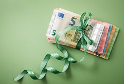 Geldgeschenk mit Schleife - Christin Klose/dpa Themendienst/dpa-tmn