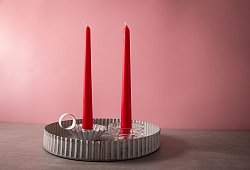 Zwei Kerzen stehen auf einem Tablett - Christin Klose/dpa-tmn